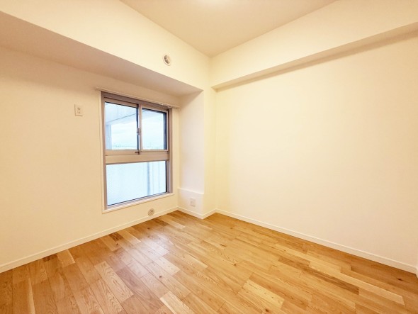 洋室5帖。フローリングの部屋は清潔感があり、日々のお掃除も楽で助かります。