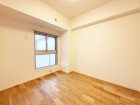 洋室5帖。フローリングの部屋は清潔感があり、日々のお掃除も楽で助かります。