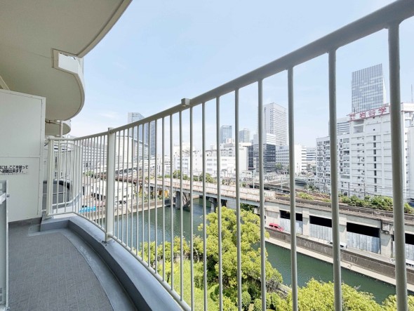 日差しの差し込むバルコニー