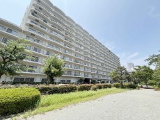 爽やかな青空の下に贅沢なほどに降り注ぐ陽光、豊かな居住性と、クオリティが見事に調和した住空間は、住まうことの喜びを感じさせてくれ