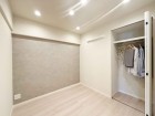 一日の疲れをいやしてくれる主寝室。時を忘れて過ごす場所として過ごせるお部屋です。