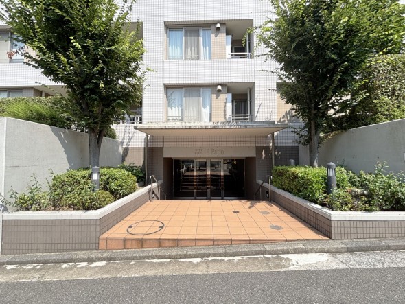 お客様をお迎えする玄関は落ち着いた雰囲気。帰り着くたびに洗練されたテイストの空間に迎えられ誇りと喜びを感じる玄関まわりです。