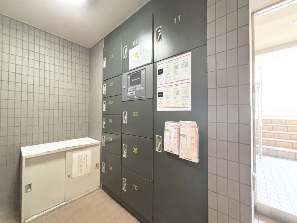 宅配ボックスがあるためご不在時であってもお帰りの際に大きな荷物をお受け取りいただけます。