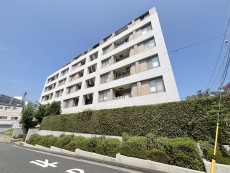 爽やかな青空の下に贅沢なほどに降り注ぐ陽光、豊かな居住性と、クオリティが見事に調和した住空間は、住まうことの喜びを感じさせてくれ