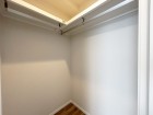 たっぷり入るウォークインクローゼットは奥行きがあるのでたくさん収納できます。