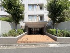 お客様をお迎えする玄関は落ち着いた雰囲気。帰り着くたびに洗練されたテイストの空間に迎えられ誇りと喜びを感じる玄関まわりです。