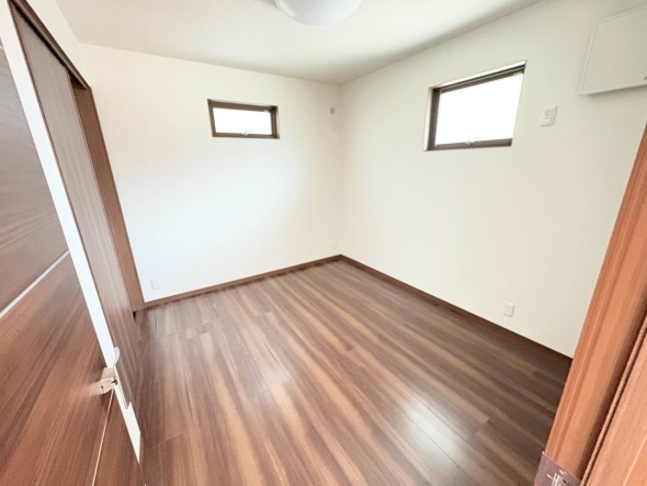 一日の疲れをいやしてくれる主寝室。時を忘れて過ごす場所として過ごせるお部屋です。