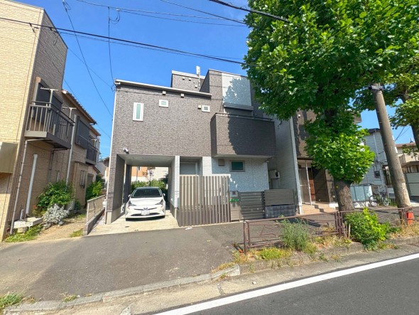 爽やかな青空の下に贅沢なほどに降り注ぐ陽光、豊かな居住性と、クオリティが見事に調和した住空間は、住まうことの喜びを感じさせてくれ