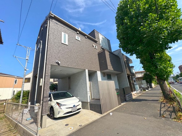 複数路線利用可能な「武蔵小杉駅」徒歩圏。小学校も近いため、子育て世帯の方にもおすすめの物件です。