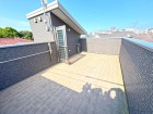気持ちのいい空が見渡せる広いルーフバルコニー。