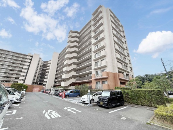 爽やかな青空の下に贅沢なほどに降り注ぐ陽光、豊かな居住性と、クオリティが見事に調和した住空間は、住まうことの喜びを感じさせてくれ