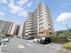 爽やかな青空の下に贅沢なほどに降り注ぐ陽光、豊かな居住性と、クオリティが見事に調和した住空間は、住まうことの喜びを感じさせてくれ