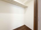 たっぷり入るウォークインクローゼットは奥行きがあるのでたくさん収納できます。