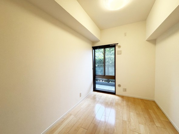 洋室4.7帖。フローリングの部屋は清潔感があり、日々のお掃除も楽で助かります。