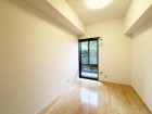 洋室4.7帖。フローリングの部屋は清潔感があり、日々のお掃除も楽で助かります。