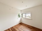 洋室4.5帖。フローリングの部屋は清潔感があり、日々のお掃除も楽で助かります。