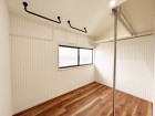 たっぷり入るウォークインクローゼットは奥行きがあるのでたくさん収納できます。窓もあり換気も良好。