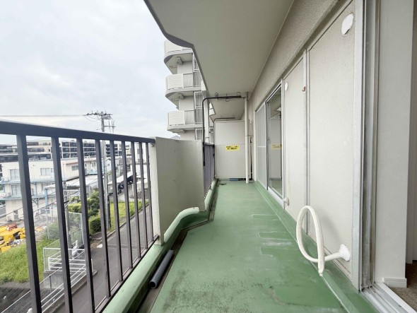 日差しの差し込むバルコニー