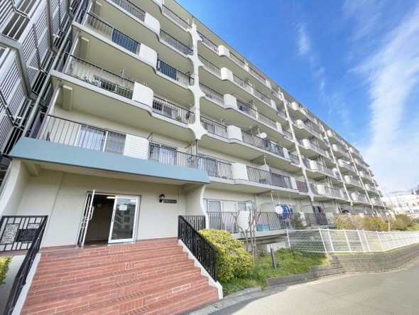 爽やかな青空の下に贅沢なほどに降り注ぐ陽光、豊かな居住性と、クオリティが見事に調和した住空間は、住まうことの喜びを感じさせてくれ