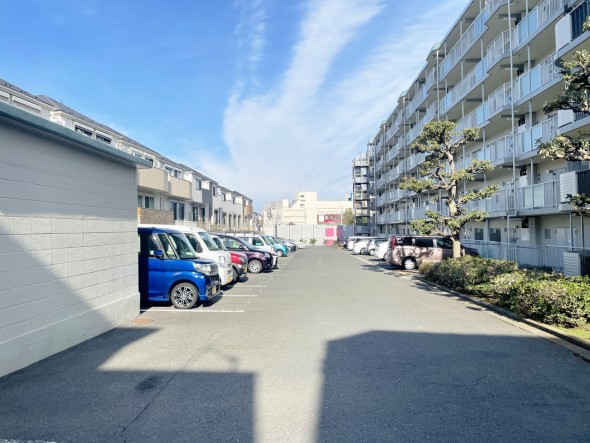 敷地内駐車場がございます。空き状況等に関しましてはお気軽にお問い合わせください。