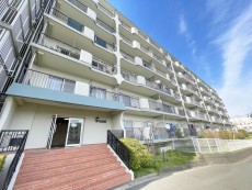 爽やかな青空の下に贅沢なほどに降り注ぐ陽光、豊かな居住性と、クオリティが見事に調和した住空間は、住まうことの喜びを感じさせてくれ