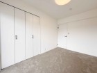 一日の疲れをいやしてくれる主寝室。時を忘れて過ごす場所として過ごせるお部屋です。