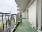 日差しの差し込むバルコニー