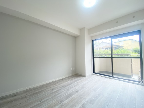 一日の疲れをいやしてくれる主寝室。時を忘れて過ごす場所として過ごせるお部屋です。