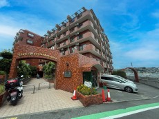 爽やかな青空の下に贅沢なほどに降り注ぐ陽光、豊かな居住性と、クオリティが見事に調和した住空間は、住まうことの喜びを感じさせてくれ