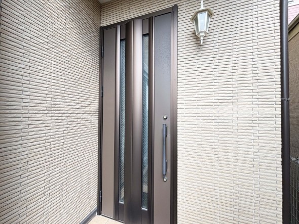 居住者の帰り、訪れる方を優しく迎え、やすらぎに満ちた生活空間を予感させる。健やかな暮らしを楽しめそう。