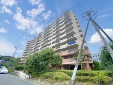 爽やかな青空の下に贅沢なほどに降り注ぐ陽光、豊かな居住性と、クオリティが見事に調和した住空間は、住まうことの喜びを感じさせてくれ