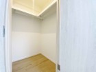 たっぷり入るウォークインクローゼットは奥行きがあるのでたくさん収納できます。