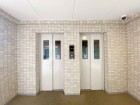 エレベーター付きのマンションです。