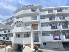 爽やかな青空の下に贅沢なほどに降り注ぐ陽光、豊かな居住性と、クオリティが見事に調和した住空間は、住まうことの喜びを感じさせてくれ