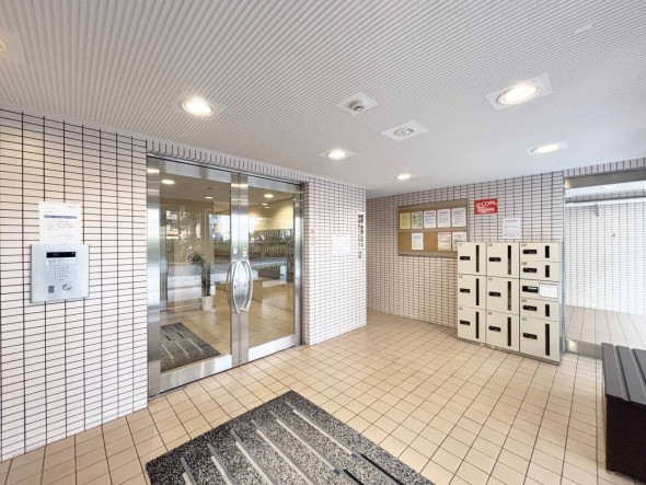広々としたエントランスホール。