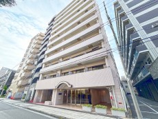 マンション外観。生活利便性に優れた立地環境。