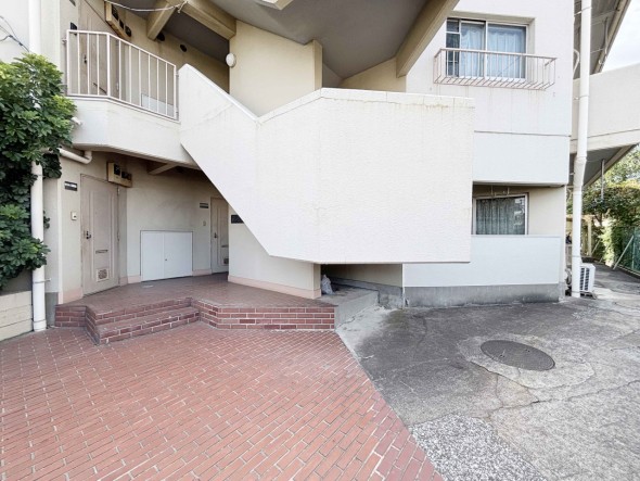 マンション外観。生活利便性に優れた立地環境。