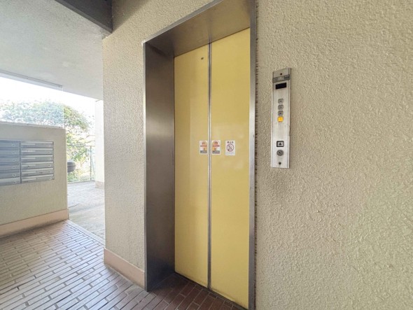 エレベーター付きのマンションです。