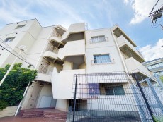 爽やかな青空の下に贅沢なほどに降り注ぐ陽光、豊かな居住性と、クオリティが見事に調和した住空間は、住まうことの喜びを感じさせてくれ