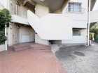 マンション外観。生活利便性に優れた立地環境。