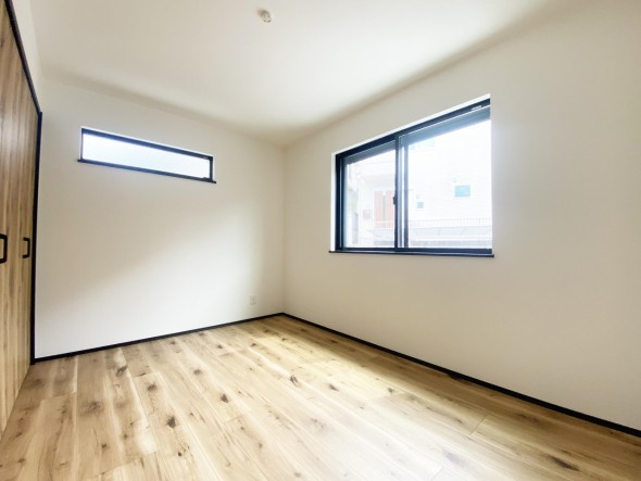 洋室6帖。フローリングの部屋は清潔感があり、日々のお掃除も楽で助かりますね！
