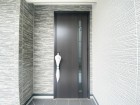 居住者の帰り、訪れる方を優しく迎え、やすらぎに満ちた生活空間を予感させる。健やかな暮らしを楽しめそう。