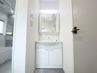 真っ白な洗面台で、気持ちの良い朝を迎えられそうです。