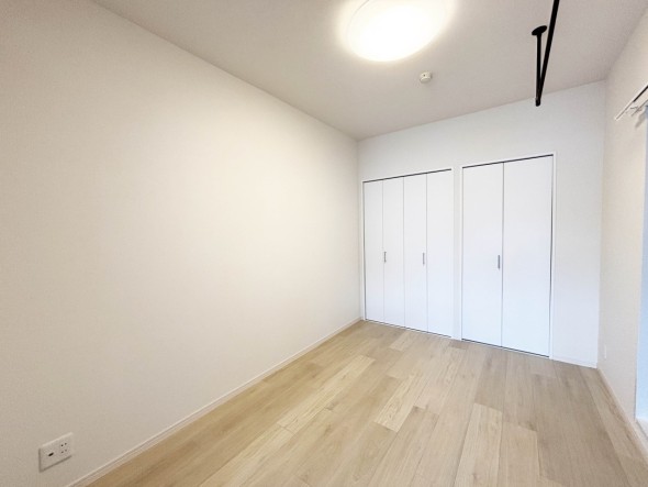 洋室5.7帖。フローリングの部屋は清潔感があり、日々のお掃除も楽で助かります。