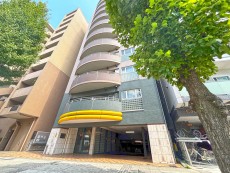 マンション外観。生活利便性に優れた立地環境。