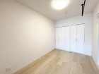 洋室5.7帖。フローリングの部屋は清潔感があり、日々のお掃除も楽で助かります。
