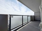 日差しの差し込むバルコニー