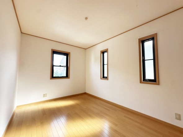 洋室6.4帖。フローリングの部屋は清潔感があり、日々のお掃除も楽で助かります。