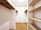 たっぷり入るウォークインクローゼットは奥行きがあるのでたくさん収納できます。