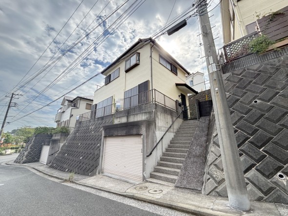 爽やかな青空の下に贅沢なほどに降り注ぐ陽光、豊かな居住性と、クオリティが見事に調和した住空間は、住まうことの喜びを感じさせてくれ